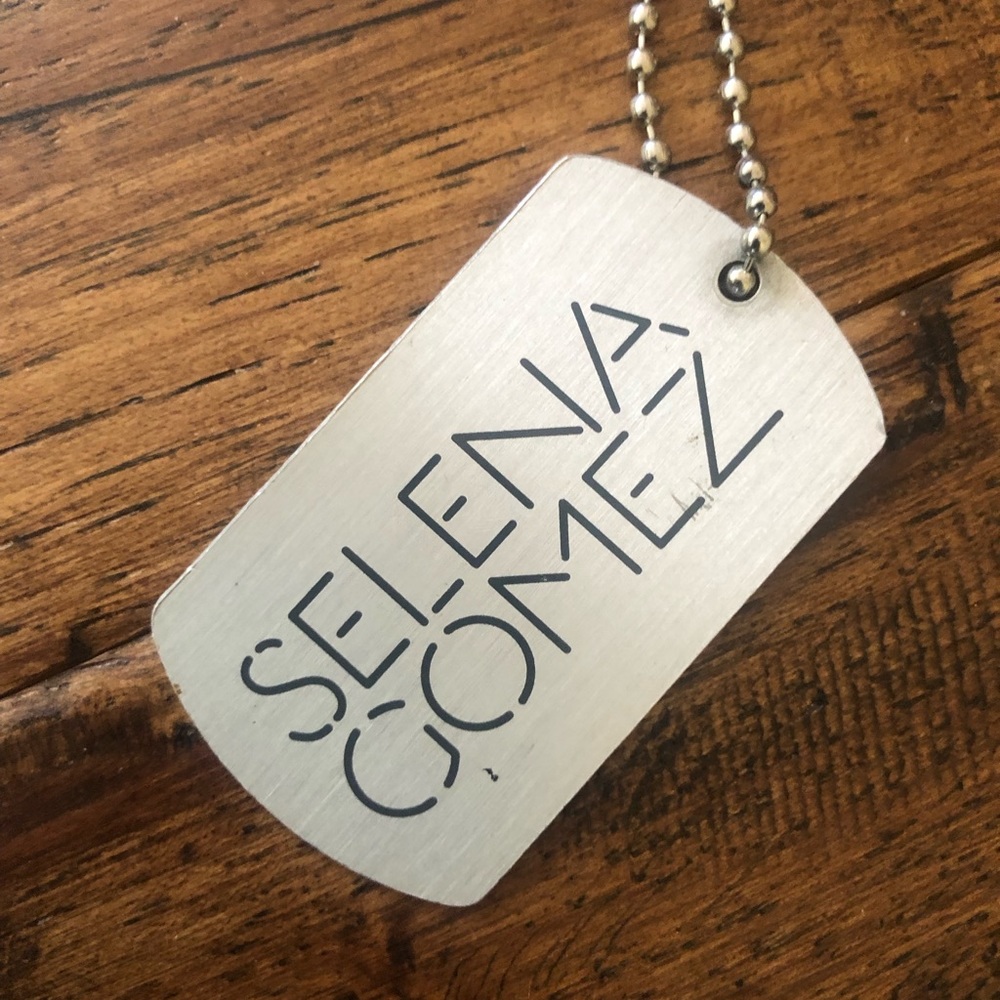 Selena Gomez - I”m with the Scene - Fan Club T-shirt and dog tag necklace 2010